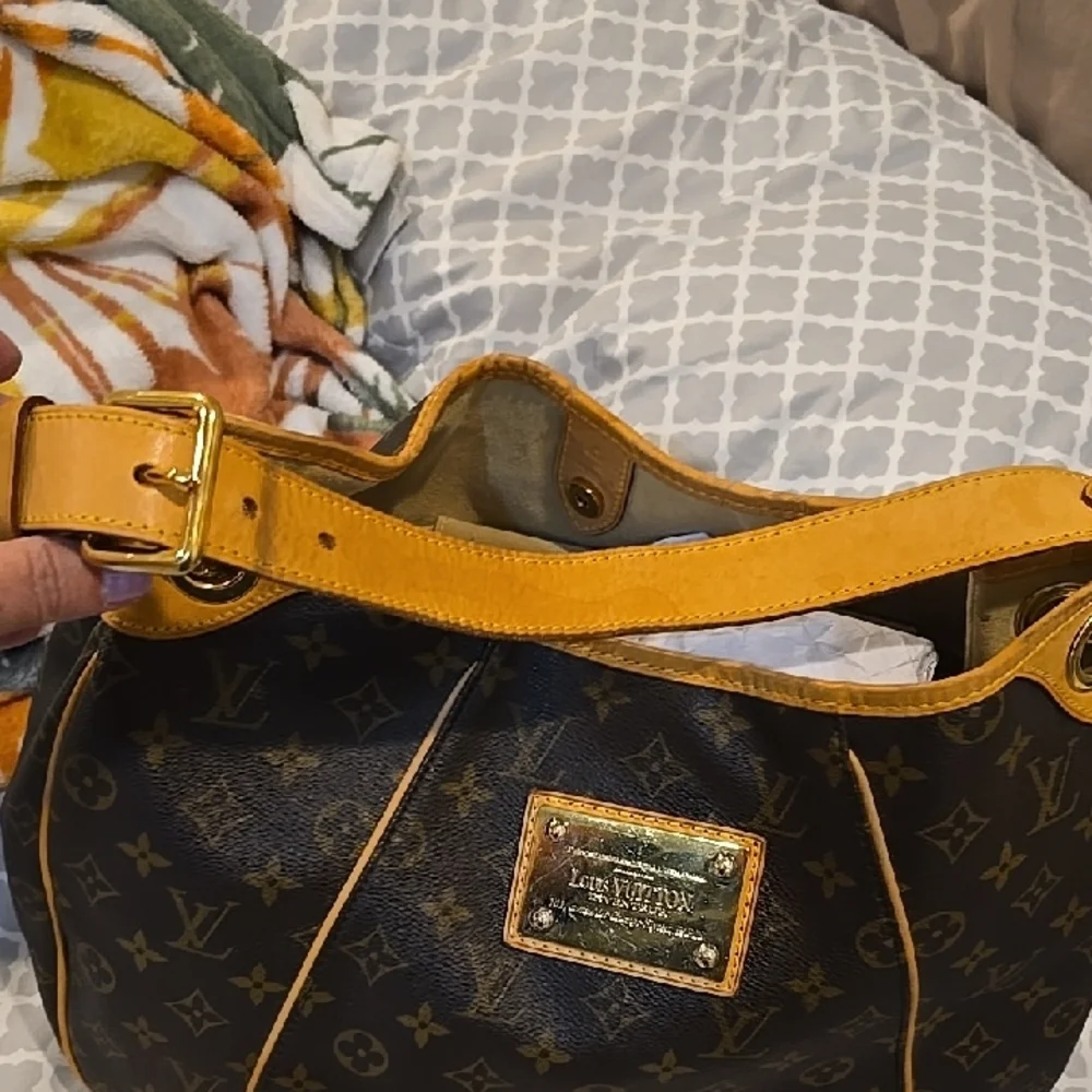 Louis Vuitton Brown and Tan Monogram Shoulder Bag - Picture 5 of 14